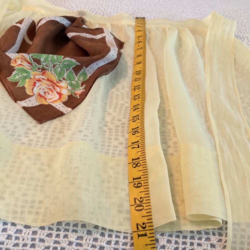 Aprons Two Beautiful Hand Made Vintage Aprons. Pink has cross stitch on both - Picture 11 of 17
